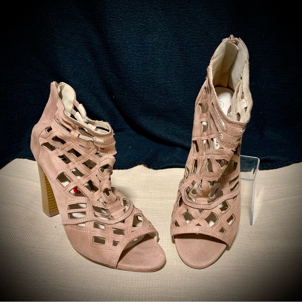 👠HOT KISS Blush Cutout Heeled Sandals – Women’s Size 8 – 4” Heel